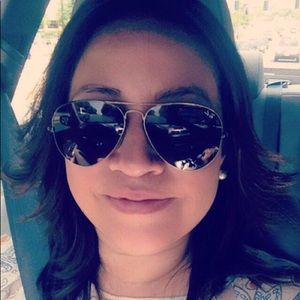 Meet your Posher, Claudia